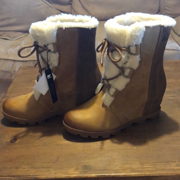 Joan of Arctic Shearling Wedge - 10.5 - Picture 4 of 7